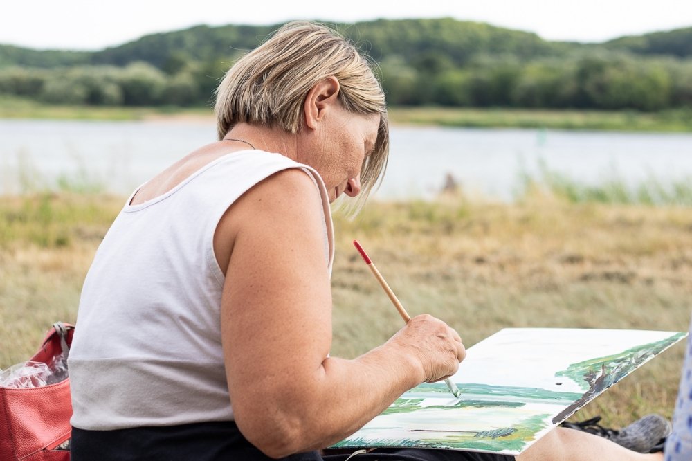 Kūrybiškumas, pleneras prie upės.